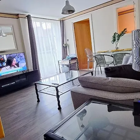 London Docklands Riverside Apartment